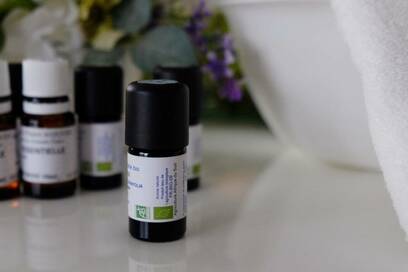 アロマオイルでリラックス。王道的人気「ラベンダー」の使い方と注意点