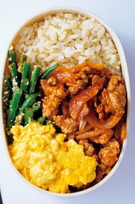 歓声が沸く10分弁当レシピ。洋食屋さんの味「豚こまナポリタン炒め」