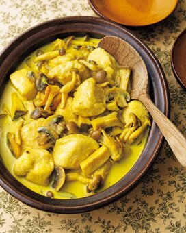 カレー味がおいしい「鶏胸とキノコのクリーム煮」。少しの工夫で驚きのやわらかさに