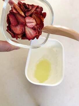 ヨーグルト容器にドライフルーツを入れると…？新食感デザートに