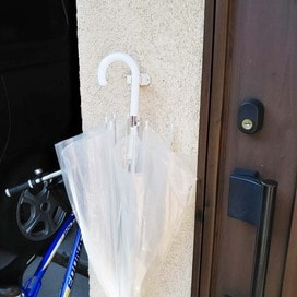 100円ショップの壁つけホルダーが、傘やホウキの収納にぴったりすぎる！