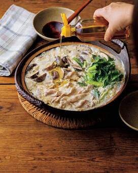 献立に困ったら野菜たっぷり豆乳鍋。あとがけゴマ油がたまらない