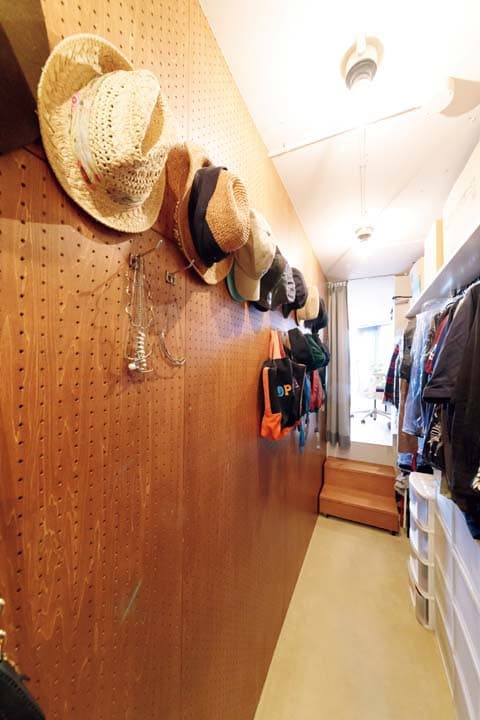ウォークスルークロゼットの壁面を有孔ボードに