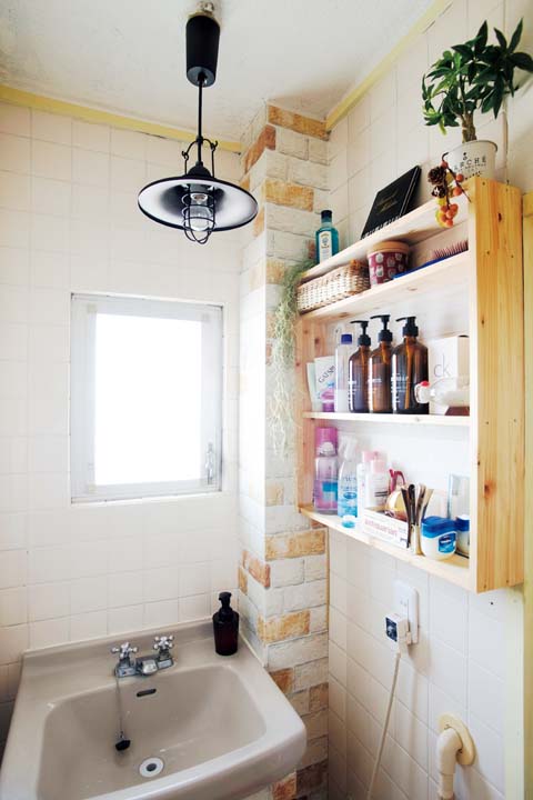 DIYで壁にオープン棚を設置した洗面室