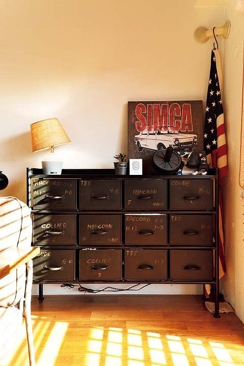 存在感を放つアンティーク加工のチェスト