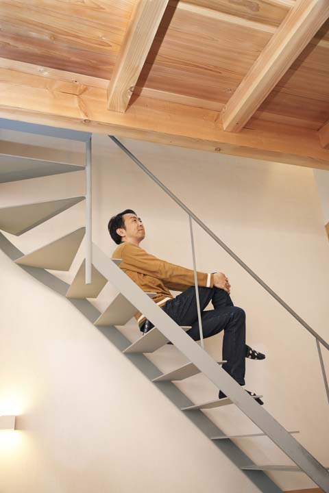 階段でくつろぐ田中さん