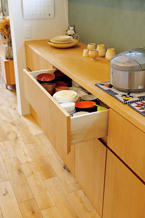 キッチン背面の腰高の収納棚