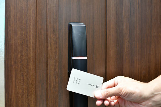 カードキーで開ける様子