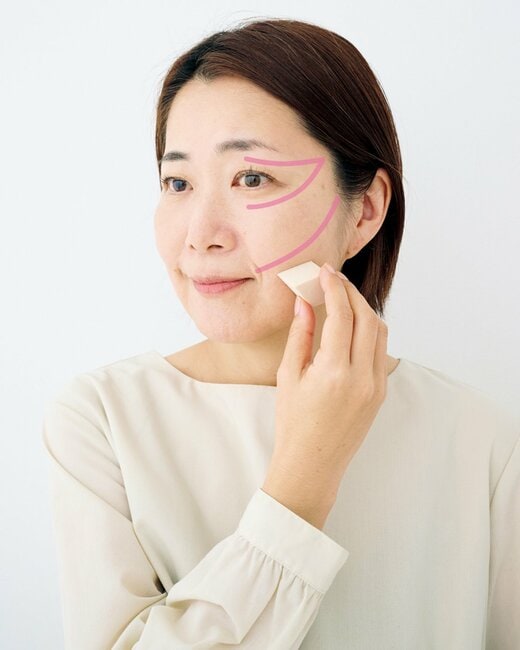 ファンデーションを塗る女性