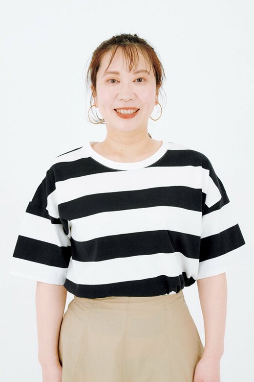 太いボーダーのTシャツを着たやまみさん