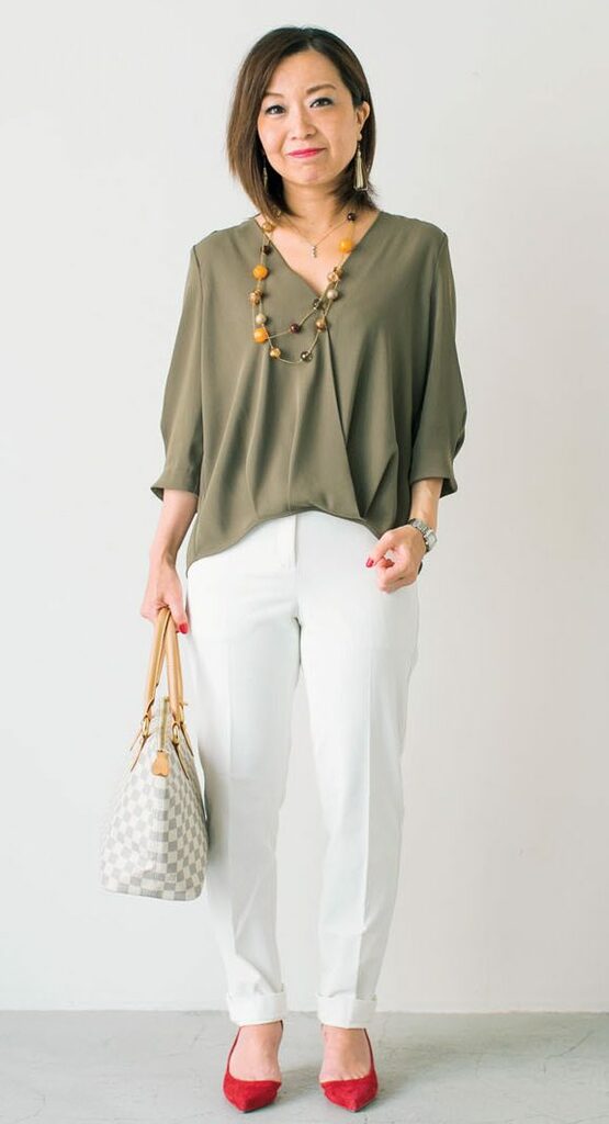 白パンツの女性