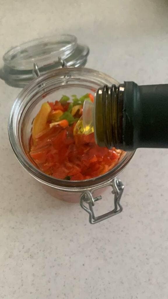 ビンにオリーブオイルを入れる