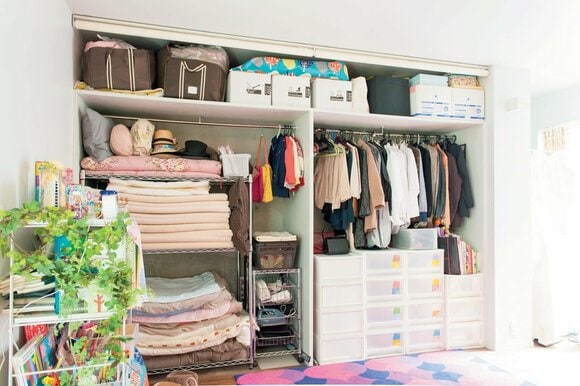 寝室にはクローゼットやオモチャ箱など、生活感があるものを配置