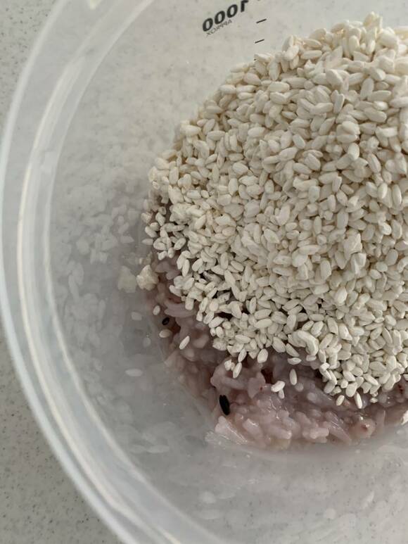 容器に米麹と雑穀米