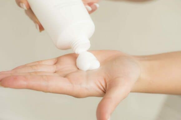 (1) 規定量のクレンジング剤を手に取る