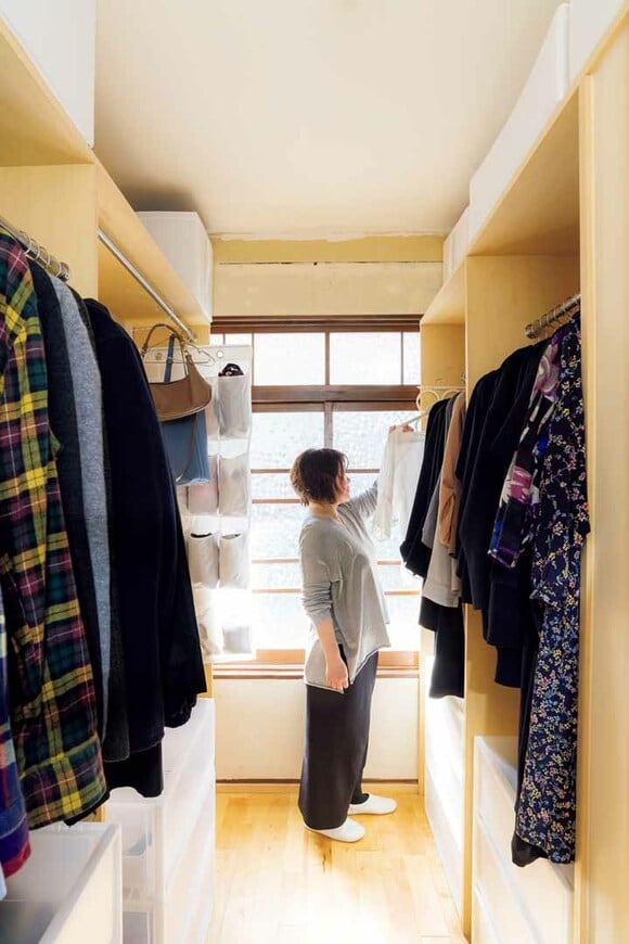 夫と自分の服を左右に分けて管理しやすくした様子