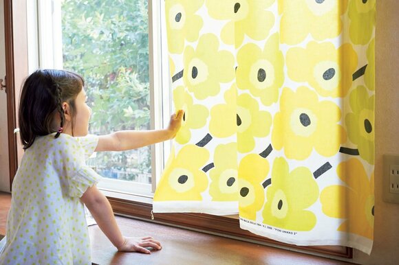 秋冬のモノトーンから夏色のカーテンに変更