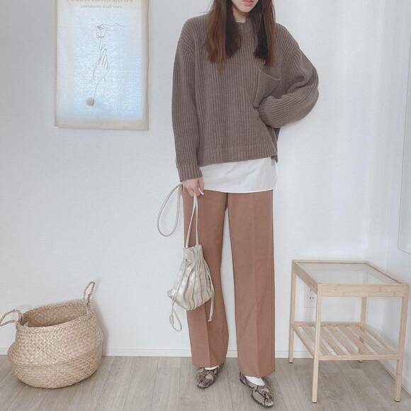 ストレートパンツとニットのゆるっとコーデ