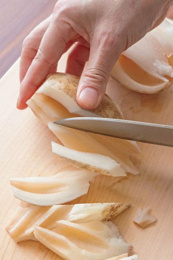 レンコンを切る様子