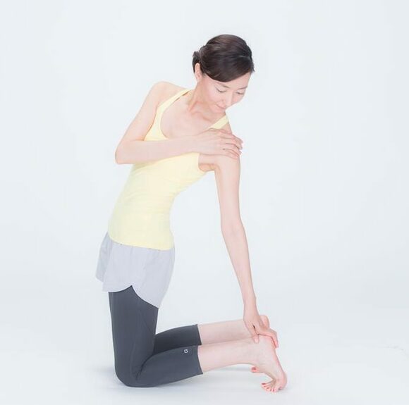 片手を伸ばして片足のかかとにタッチ