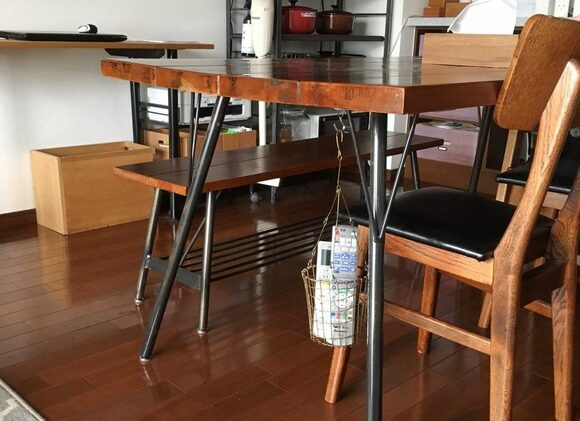 リモコンもテーブル下へ