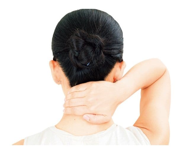 首の後ろを押す女性