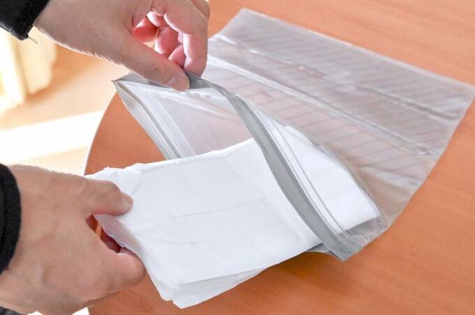 ティッシュを袋に入れる様子