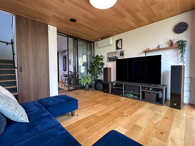 リビングから趣味室を見る