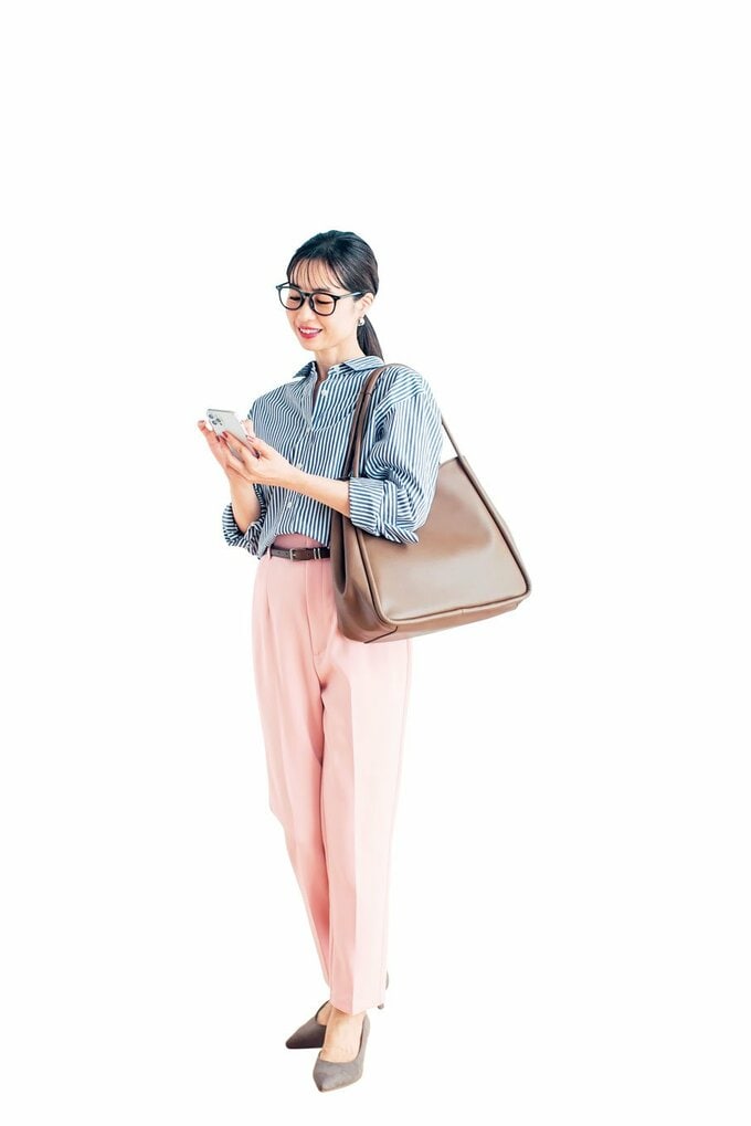 パンツスタイルの女性