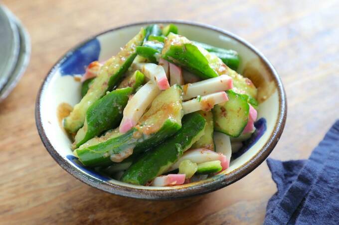 たたきキュウリとかまぼこの梅肉かつおしょうゆあえ