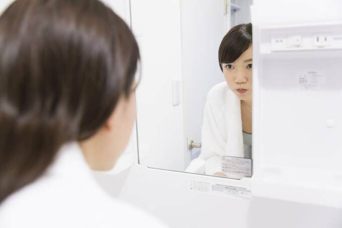 鏡の前に女性