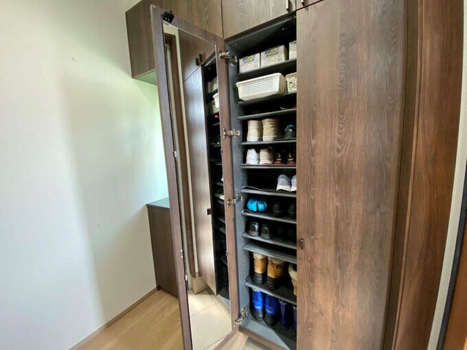 シューズボックスの扉裏にある姿見