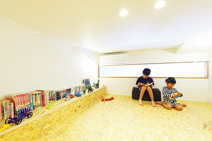 読書スペースで遊ぶ子どもたち