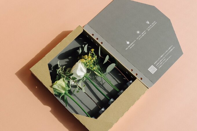 箱に入った花
