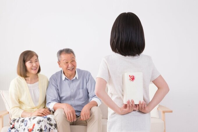 プレゼントを渡す子ども