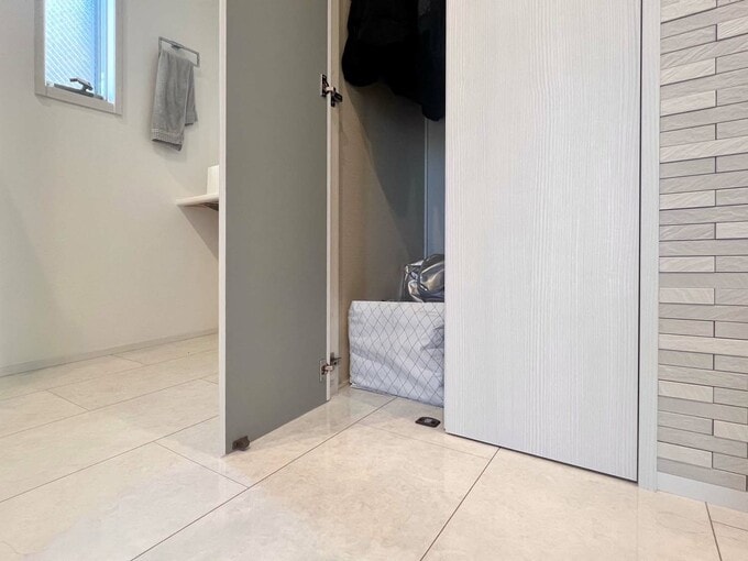 玄関のクロークに置いた新聞紙