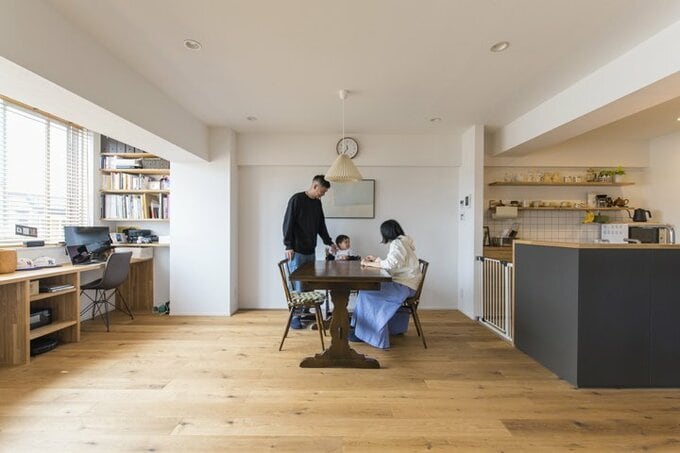 木の質感が映えるダイニングキッチン