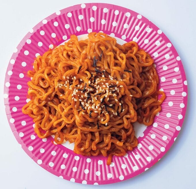 紙皿に韓国麺