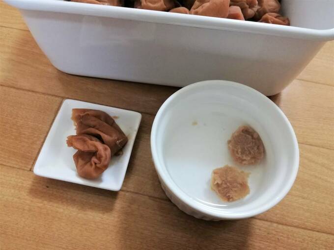 梅干しの種を水につけスプレーに