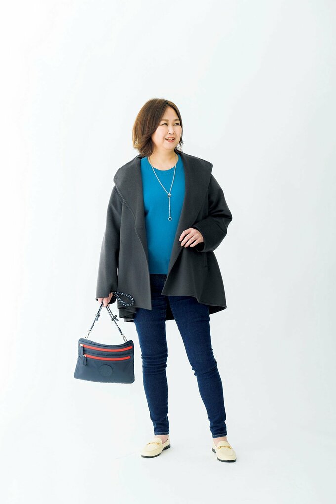 ショートコート着る女性