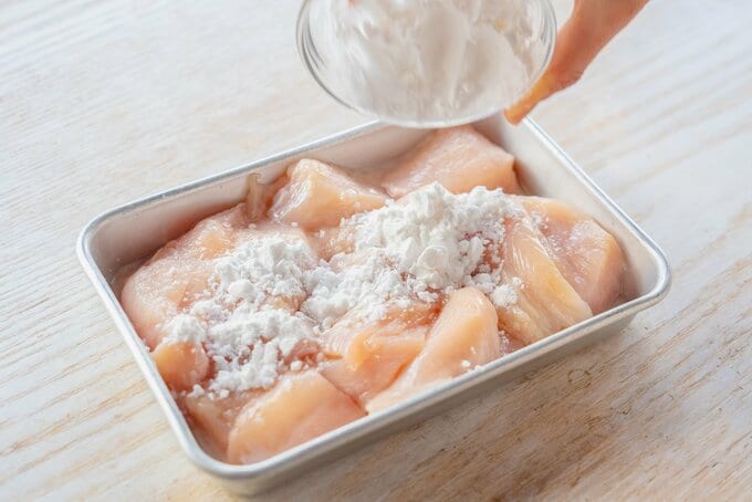 鶏胸肉に粉をまぶす