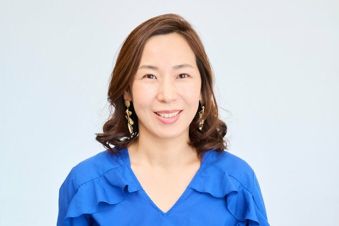 巻き髪の女性正面
