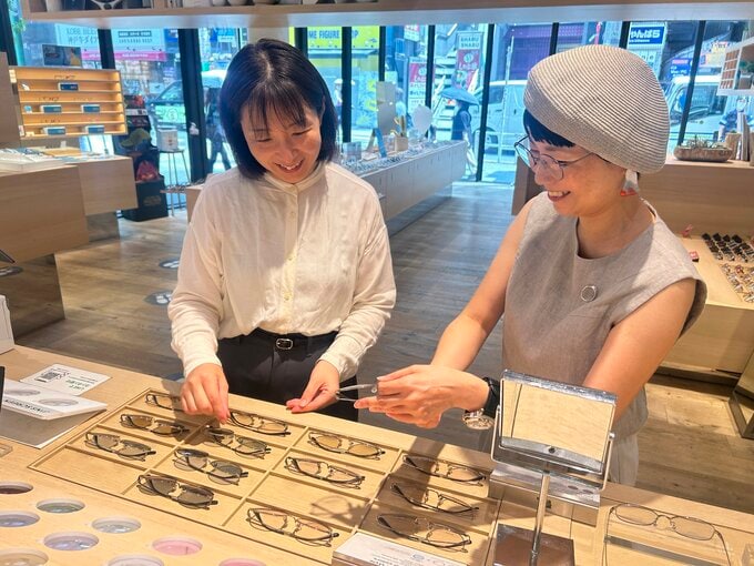 サングラスを選ぶ久世さんと里和さん