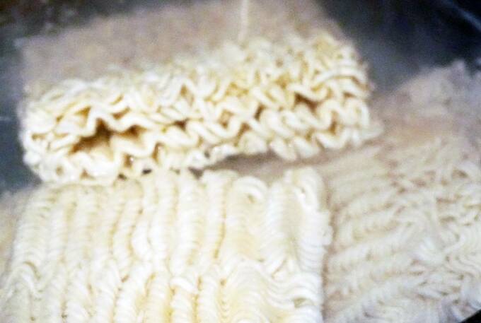 インスタント麺を茹でる様子
