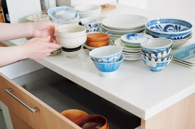 引き出しから食器を出す様子
