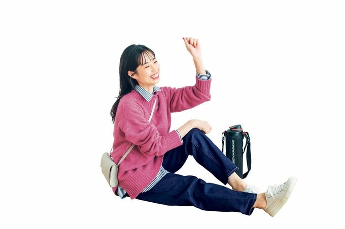 ピンクニットを着た女性