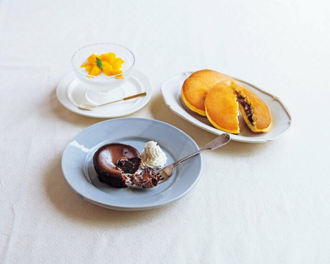 お皿にフォンダンショコラの画像