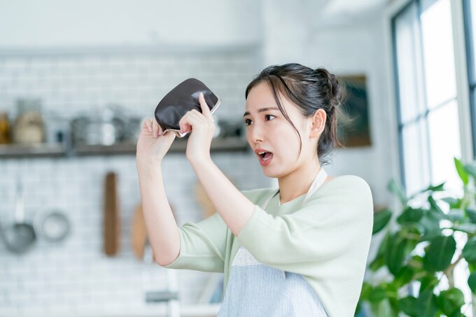 お金に悩む女性