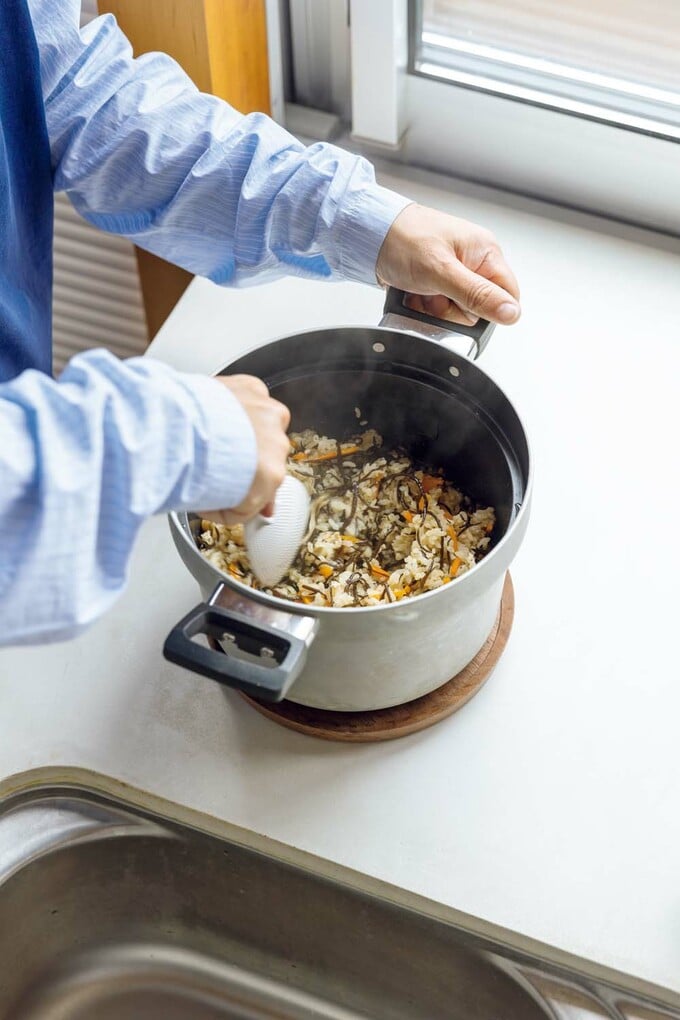 鍋から炊き込みご飯をよそう