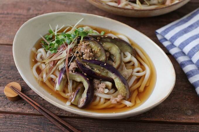 ナスとミョウガの冷やしうどんを盛りつけた様子